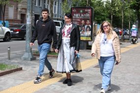 Люди в вышиванках