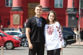 Молодые люди в вышиванках