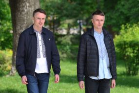 Молодые люди в вышиванках