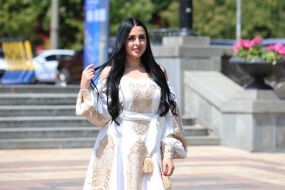 Девушка в платье-вышиванке