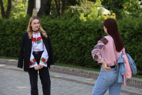 Девушки в вышиванках