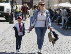 Люди в вышиванках во Львове