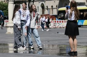 Девушки в вышиванках во Львове