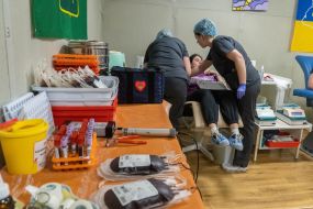Женщина сдает кровь в Харьковском центре переливания крови