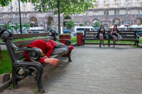 A man sleeps on a bench in Kyiv