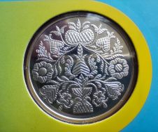Presentation of commemorative coins