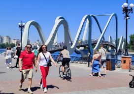 Pedestrian wave bridge in Kyiv