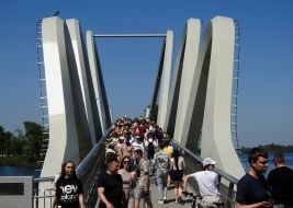 People on the wave pedestrian bridge in Kyiv