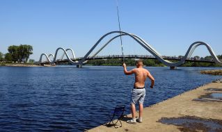 Pedestrian wave bridge in Kyiv