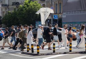 People at the pedestrian crossing in the center of Kyiv