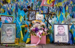 Фотографии погибших и флажки в память о погибших защитниках Украины