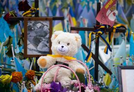 Фотографии погибших и флажки в память о погибших защитниках Украины