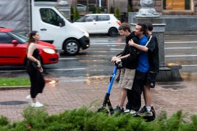 Молодые люди едут на электросамокате