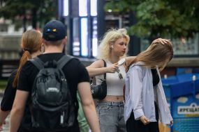 Девушка расчесывает волосы своей подруге