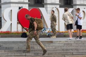 Чоловік у військовій формі