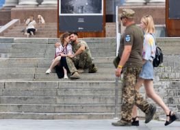 Молодой человек в военной форме с девушкой