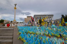 Flags commemorating the fallen defenders of Ukraine near the Independence Monument (Berehynia)