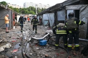 Спасатели ликвидируют последствия взрыва российского боеприпаса возле гаражей в Харькове