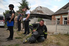 Спасатель отдыхает после разбора завалов разрушенного взрывом российского боеприпаса дома в Харькове