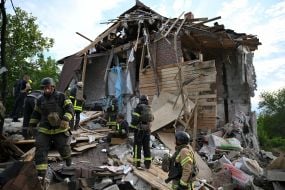Спасатели разбирают завалы разрушенного взрывом российского боеприпаса дома в Харькове