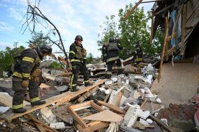 Спасатели разбирают завалы разрушенного взрывом российского боеприпаса дома в Харькове