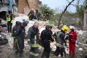 Спасатели разбирают завалы разрушенного взрывом российского боеприпаса дома в Харькове
