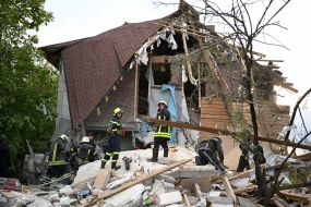Спасатели разбирают завалы разрушенного взрывом российского боеприпаса дома в Харькове
