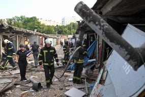 Спасатели ликвидируют последствия взрыва российского боеприпаса возле гаражей в Харькове