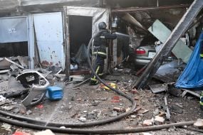 Спасатели ликвидируют последствия взрыва российского боеприпаса возле гаражей в Харькове