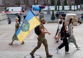 Військовослужбовець з прапором віськової бригади