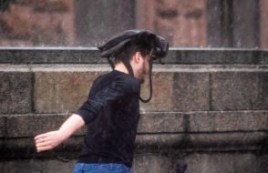 A man with a backpack on his head in the center of Kyiv