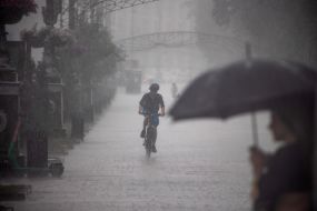 A cyclist in the rain in the center of Kyiv