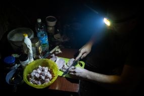 Военнослужащий готовит кушать