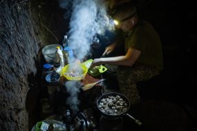 Военнослужащий готовит кушать