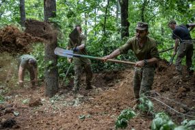 Військовослужбовці облаштовують позиції