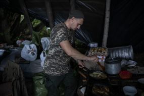 Військовослужбовець готує їжу на передових позиціях у Харківській області