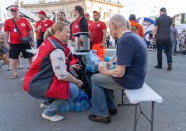 Medics provide psychological assistance to people injured as a result of shelling in Kharkiv