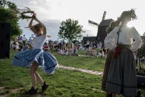 Люди принимают участие в традиционном праздновании Ивана Купала в селе Витачев под Киевом