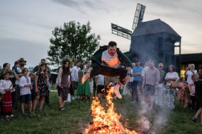 Участник празднования Ивана Купала прыгает через костер в селе Витачев под Киевом