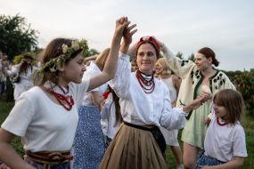 Люди принимают участие в традиционном праздновании Ивана Купала в селе Витачев под Киевом