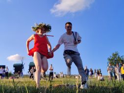 Участники празднования Ивана Купала прыгают через костер