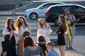 Молодь слухає вуличного музиканта