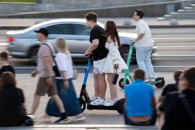 Молодые люди на электросамокате в Киеве