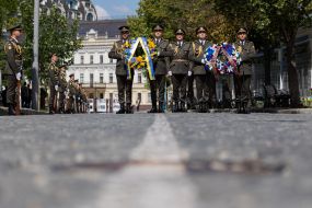 Soldiers of the honor guard placed wreaths at the Wall of memory of those who died for Ukraine