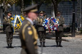 Soldiers of the honor guard placed wreaths at the Wall of memory of those who died for Ukraine