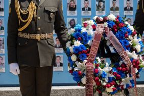 Soldiers of the honor guard placed wreaths at the Wall of memory of those who died for Ukraine
