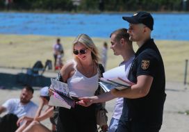 Спасатели раздают отдыхающим печатные материалы с правилами обращения на воде