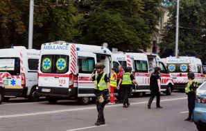 Автомобили скорой помощи возле здания детской больницы "Охматдет", в которую попала ракета