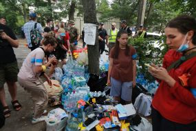 Вода и вещи первой необходимости возле дома на Сырце, пострадавшего в результате ракетного обстрела