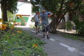 Волонтеры убирают на территории разрушенного детского сада